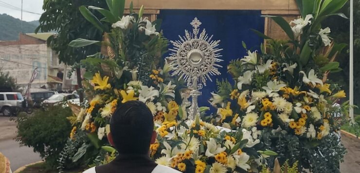 The Blessed Sacrament takes to the streets of Jocotepec