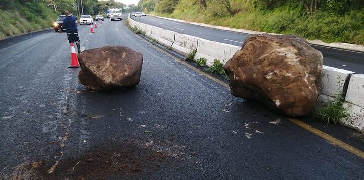 Boulders fall on Chapala-Guadalajara highway On the border with ...