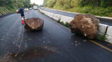 Boulders fall on Chapala-Guadalajara highway