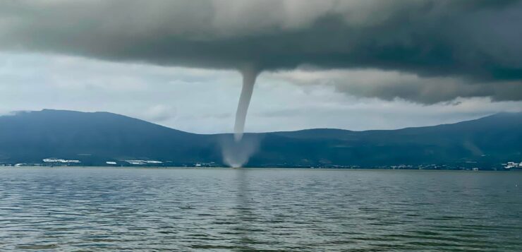 Lake Chapala's inhabitants amazed by sea storm