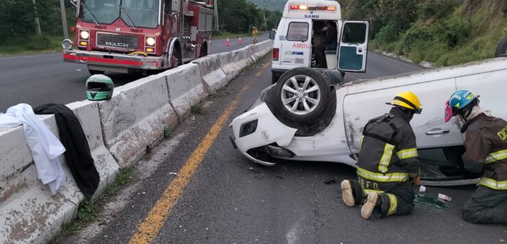 Car overturned on the Guadalajara-Chapala Highway