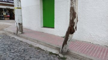 A utility pole is in danger of collapsing in Ajijic