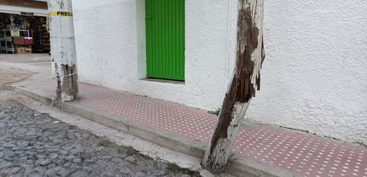 A utility pole is in danger of collapsing in Ajijic