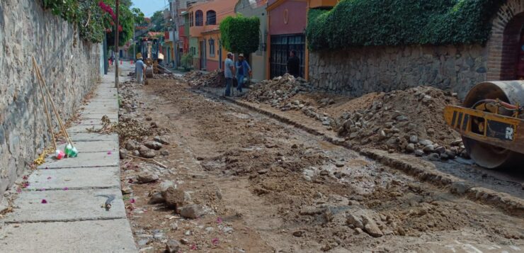 Dissatisfied citizens succeed in stopping “fake cobblestones” on Ajijic's street