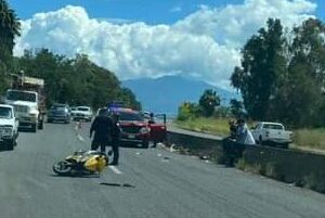 Motorcycle and pickup collide on the Morelia-Guadalajara highway