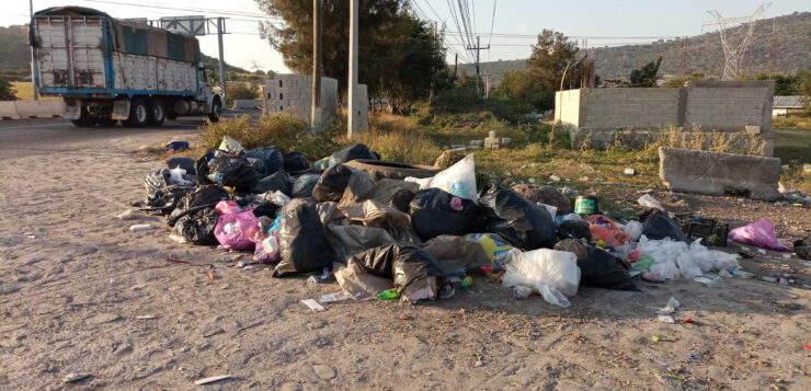 PHOTONOTE: Garbage dumped on roadside in Jocotepec