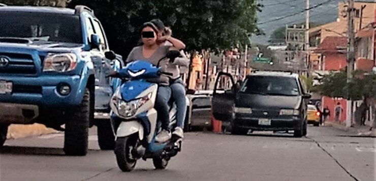 PHOTONOTE: In spite of enforcement motorcyclists in Jocotepec ignore traffic safety