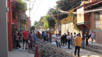 Demonstrations continue against paving cobblestone roads