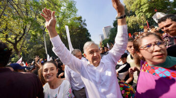 More than one million people accompany AMLO in the 'People's March'
