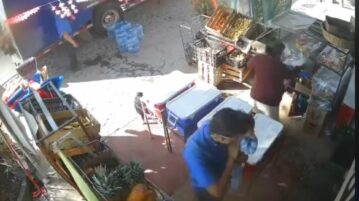 Pepsi Chapala delivery driver steals child’s necklace El Chante theft caught on video