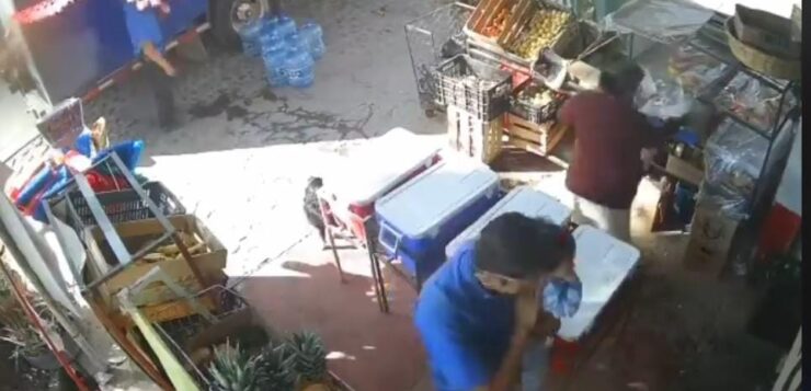 Pepsi Chapala delivery driver steals child’s necklace El Chante theft caught on video