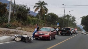 Accident on carretera in Ajijic Motorcycle and car collide near La Canacinta