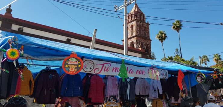 Organized of the Christmas tianguis (flea market)