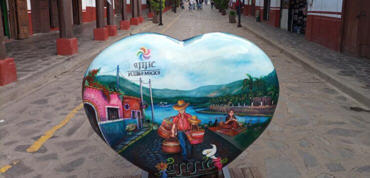 The heart of Ajijic is on display in Mazamitla A fiberglass heart by Victor Pineda