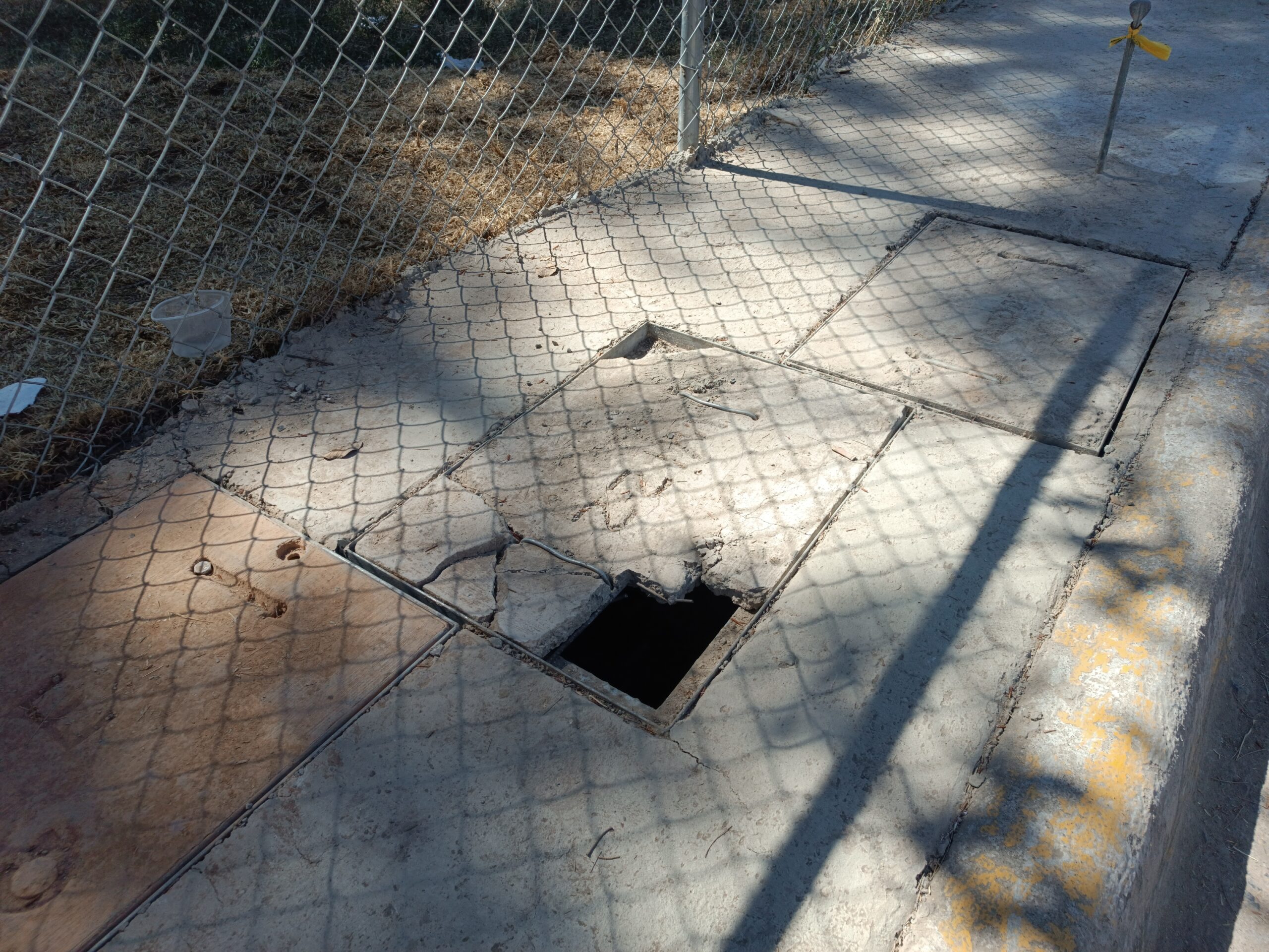 Hole in Ajijic sidewalk may endanger kindergarteners