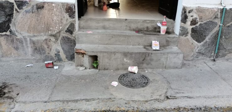 OXXO worsens littering on Colón Street in Ajijic
