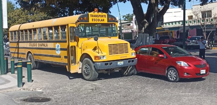 School bus collides with car in Chapala