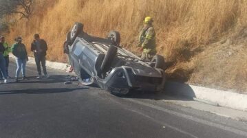 Vehicle overturns in the Ixtlahuacán road curves