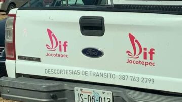 The DIF Jocotepec official vehicle was photographed in Tapalpa.