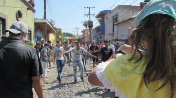 Carnival Stories: the Cucadores provoke the Sayacas to throw flour