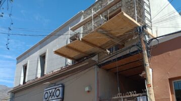 Despite orders to stop., work continues at OXXO Ajijic on Colón Street