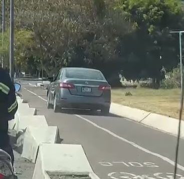 Driver invades bicycle lane in Ajijic to avoid traffic