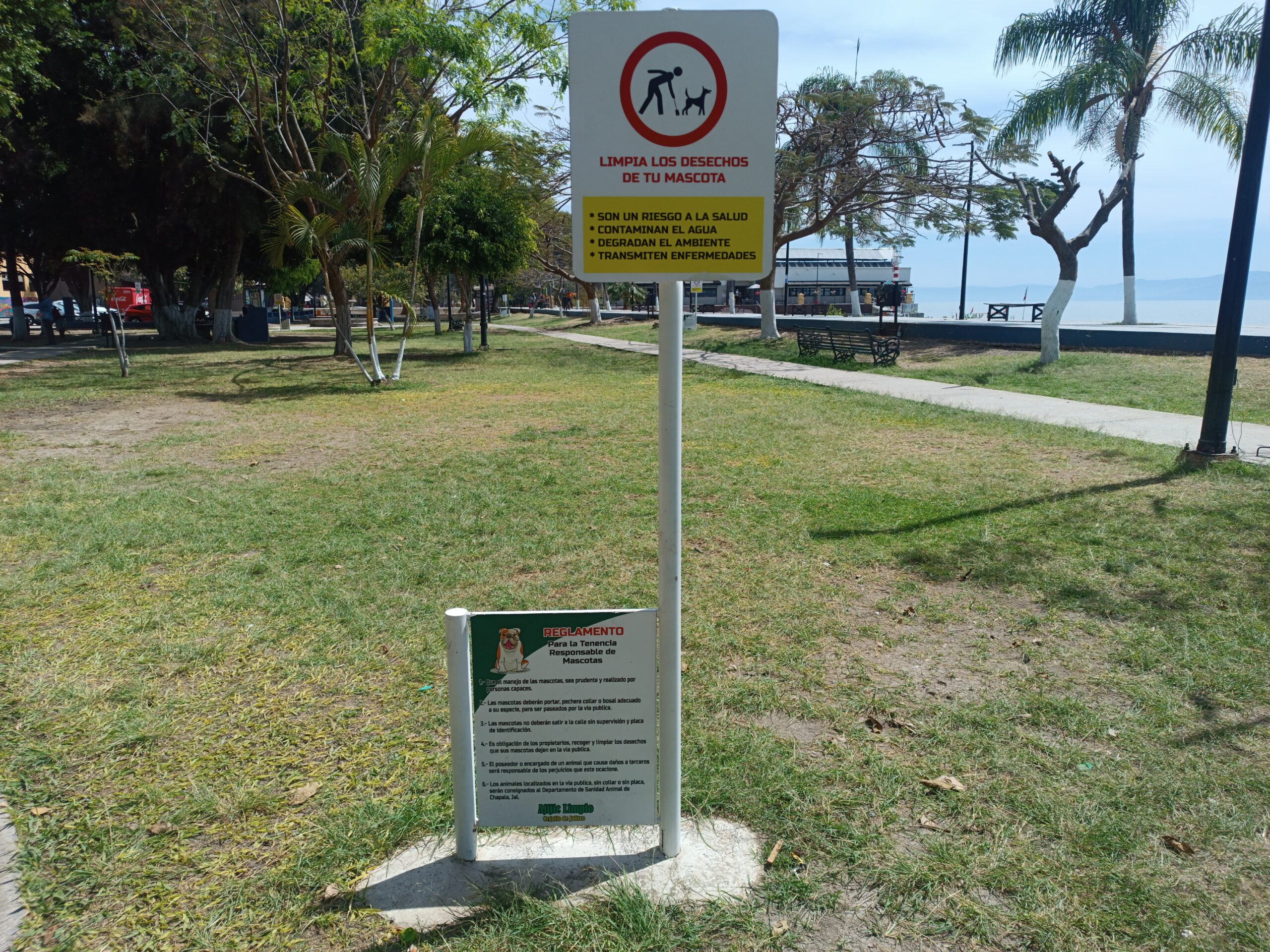 Citizen places pet care signs in public areas of Ajijic