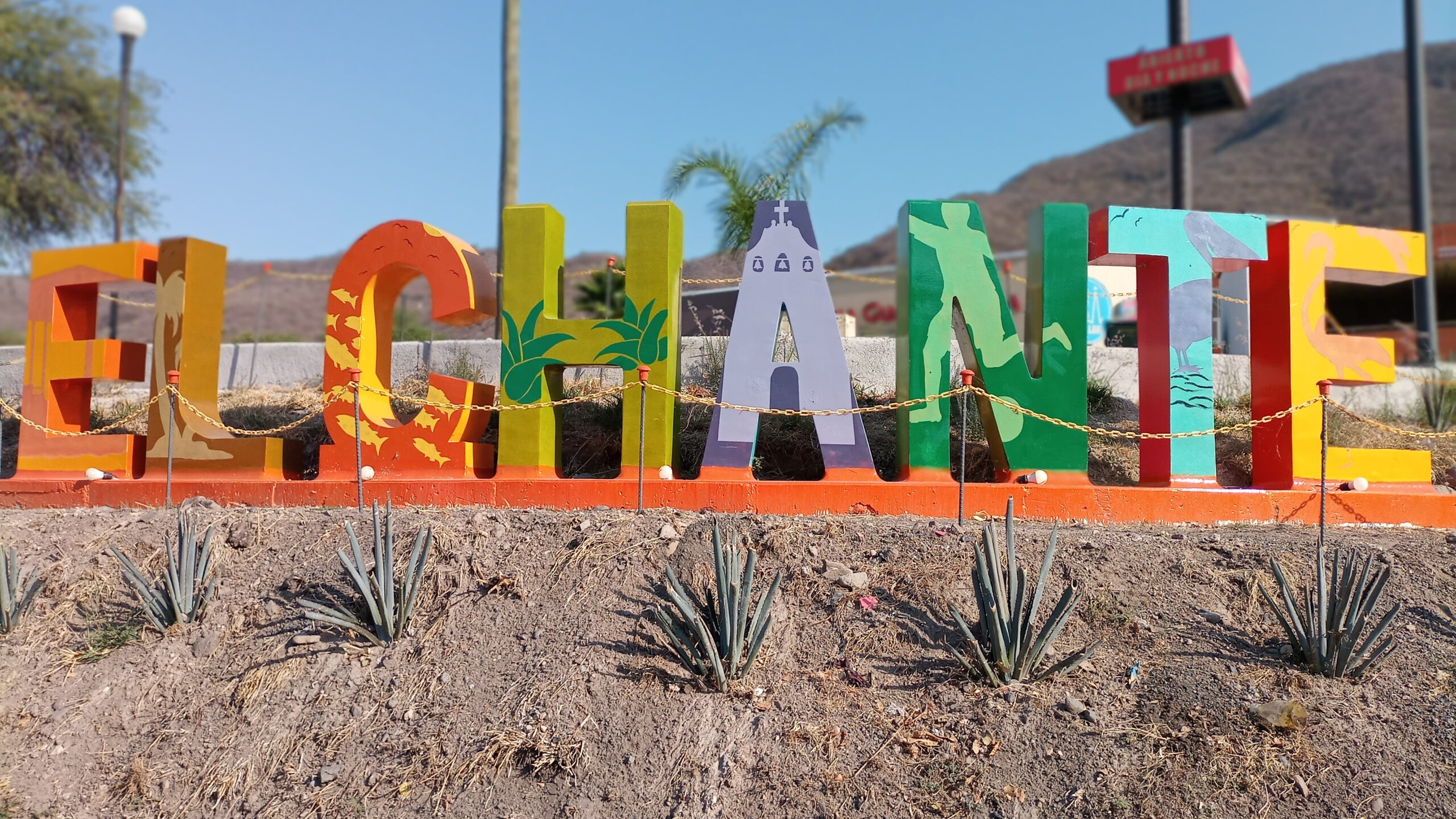 The monumental letters of El Chante have a new image