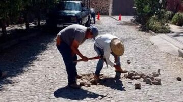 Maintenance of the cobblestones in Ajijic begins