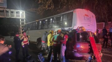 Collision between truck and van injures six in Buenavista