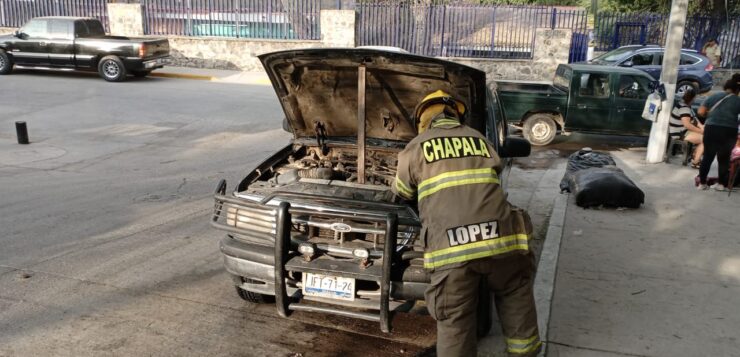 PHOTONOTE: Truck catches fire in Chapala