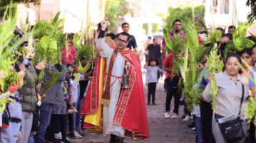 Easter began with the blessing of palms in San Juan Cosalá