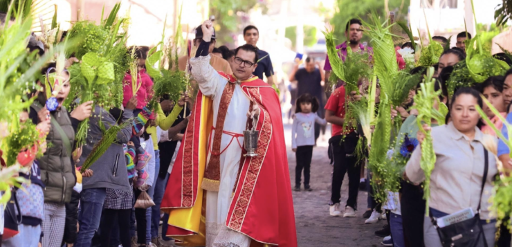 Easter began with the blessing of palms in San Juan Cosalá