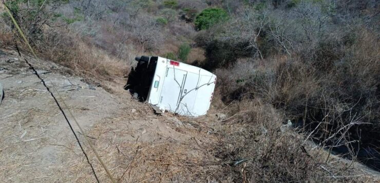 Children's soccer team’s minibus overturns, one person died Five other people are hospitalized