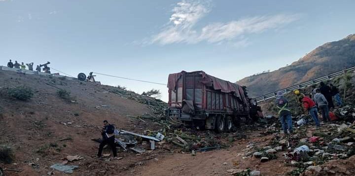 Truck crash kills eight on the road to Puerto Vallarta 30 people on ...