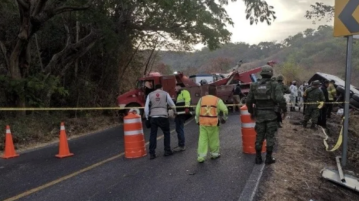 18 people die in fatal accident at kilometer 54 of Federal Highway 200