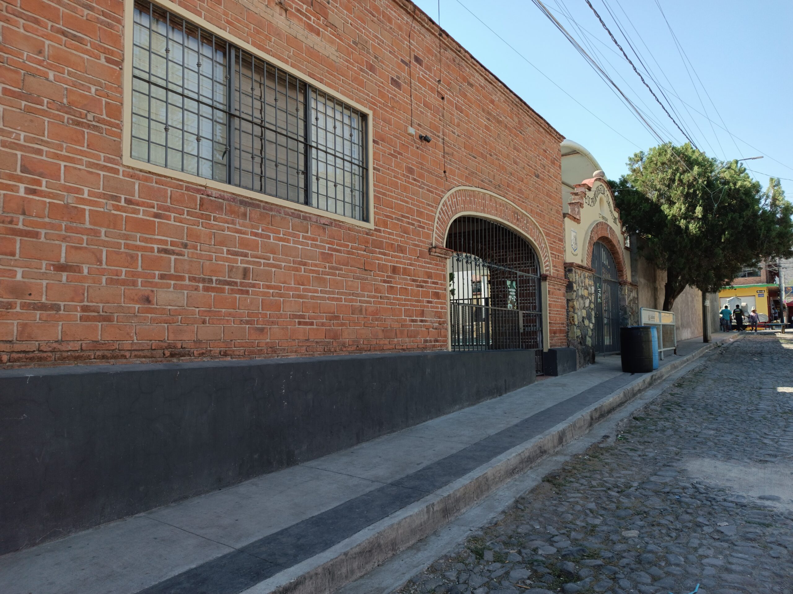 Critics pan Cuauhtémoc elementary school brickwork