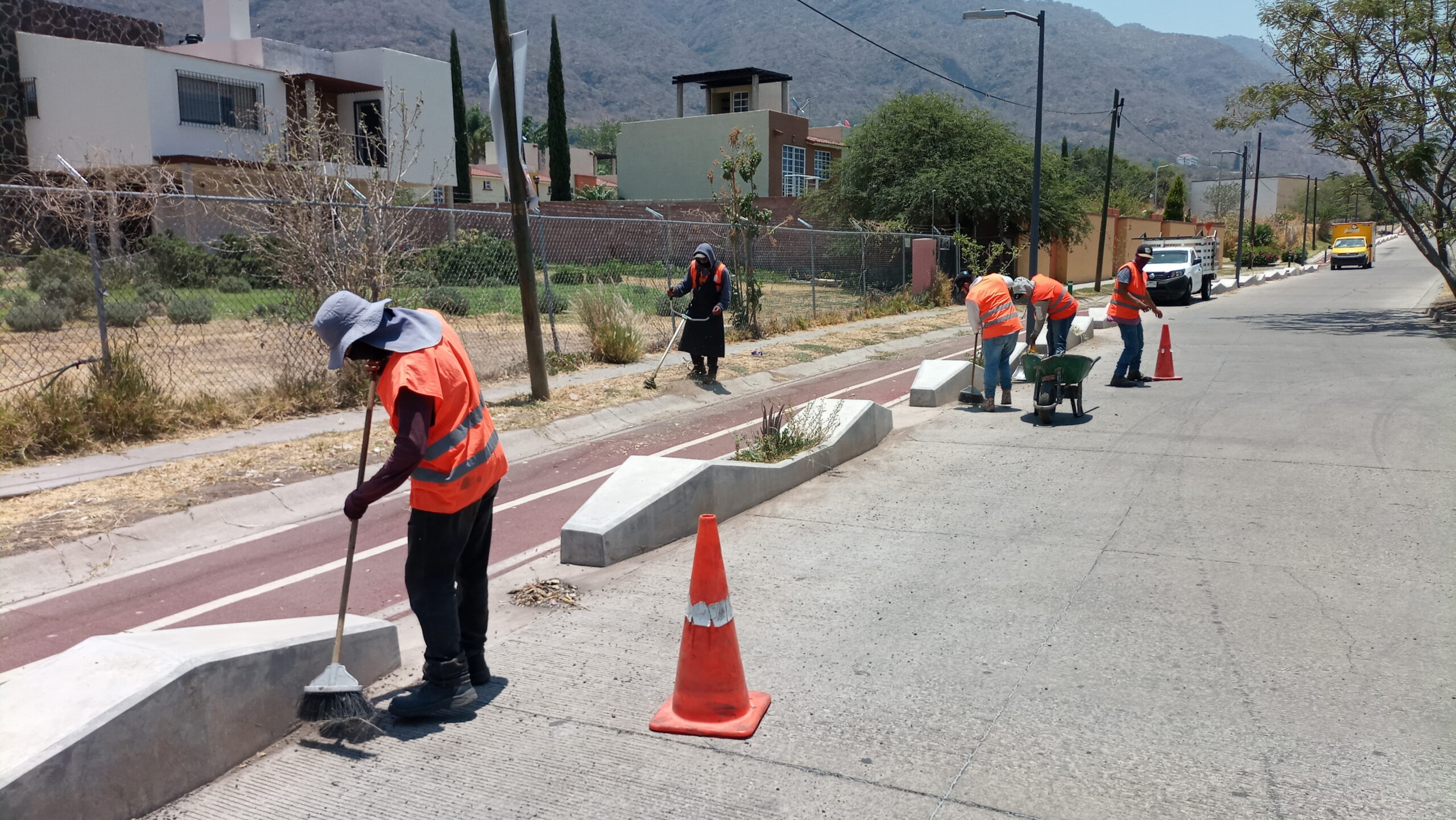 Cleaning of the ciclovía (bicycle path) continues