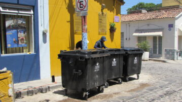 Pueblos Mágicos de Jalisco supplies new trash cans for Ajijic streets