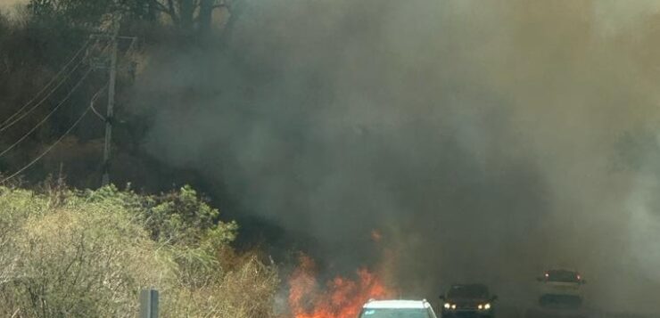 Inferno closes Chapala highway as cars pass through fire, smoke