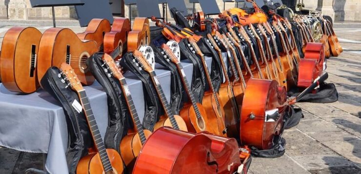 Jalisco delivers musical instruments to 6 schools in Chapala