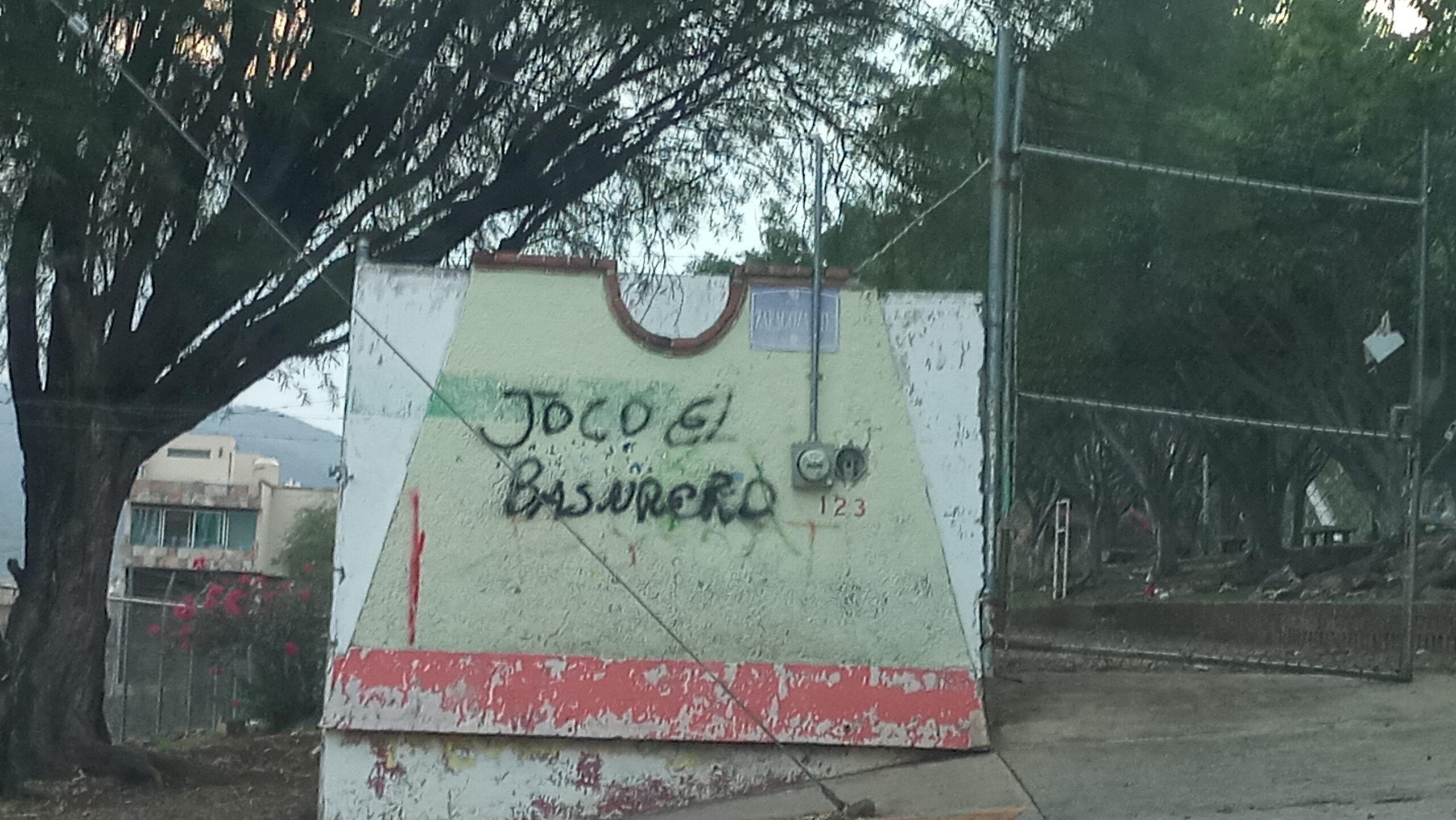 PHOTONOTE: Jocotepec garbage collection service graffiti protest