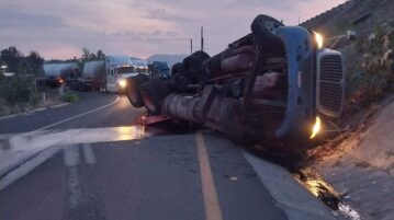 Trailer crashes entering the railroad crossing