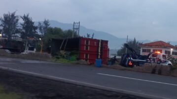 Lime truck flips, car hits police cruiser near Ixtlahuacán de los Membrillos