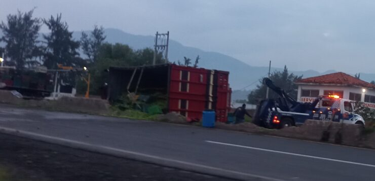 Lime truck flips, car hits police cruiser near Ixtlahuacán de los Membrillos