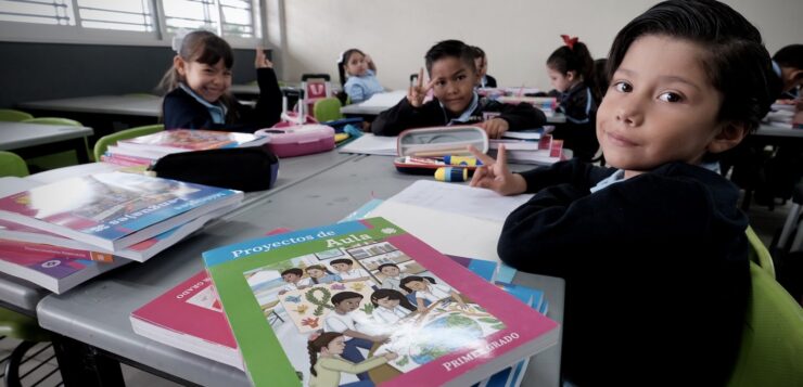 Free textbooks distributed in Jalisco despite controversy