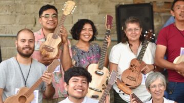 First school of guitar making in Ribera de Chapala