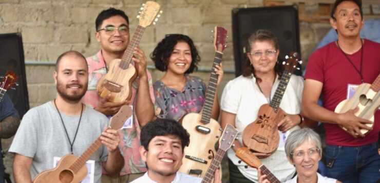 First school of guitar making in Ribera de Chapala