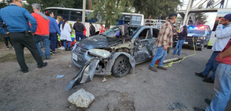 Bus crash leaves 15 injured on the Chapala highway