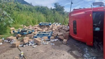 Milk truck overturns on Ajijic highway delivery milk to DIF